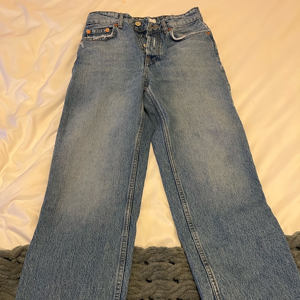 Zara straight leg jeans, size 4. Barely worn just don’t love on me!